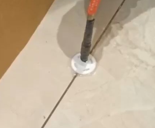 曲沃瓷砖空鼓维修公司专业解答瓷砖在铺贴过程中，如果没有涂抹均匀到位的粘结材料（如水泥砂浆或瓷砖胶），可能会导致以下问题